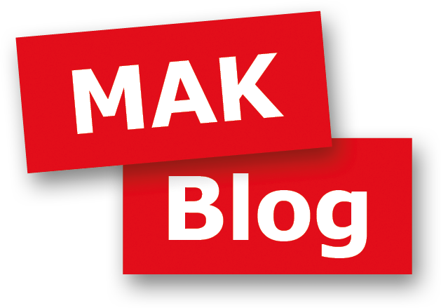 Rotes Logo oben steht „MAK“, unten „Blog“ aus zwei überlappenden Rechtecken mit weißer Schrift.