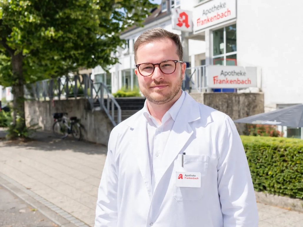 Christopher Kiesow vor der Apotheke-Frankenbach